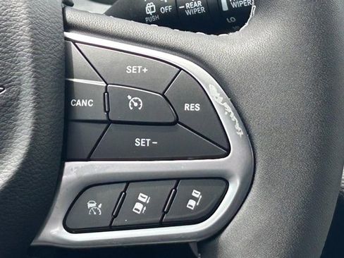 Used 2025 Chrysler Pacifica Select w/ Fav Edition Package image 12