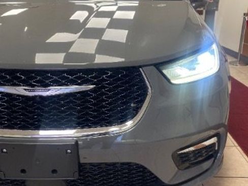 Used 2022 Chrysler Pacifica Touring-L image 13