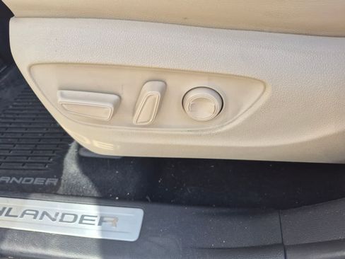 Used 2021 Toyota Highlander Limited FWD image 12