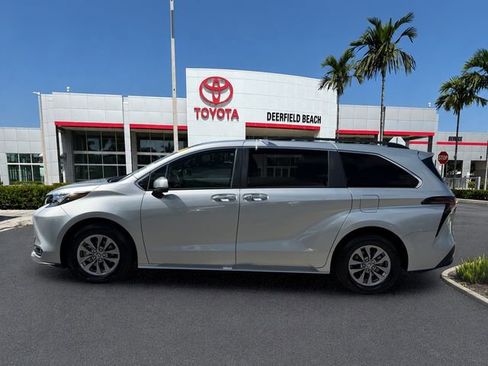 Used 2025 Toyota Sienna XLE FWD image 4