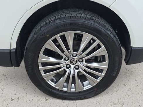 Used 2021 Toyota Venza XLE w/ Softex Package AWD/4WD image 34