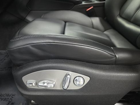 Certified 2025 Porsche Macan AWD/4WD image 23