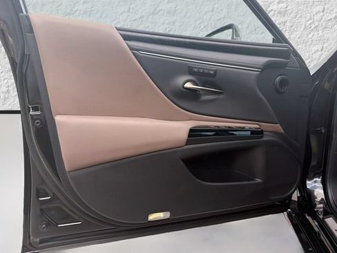 Used 2025 Lexus ES 300h w/ Accessory Package (Z2) FWD image 22