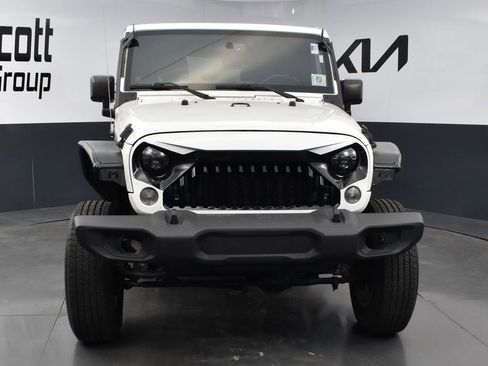 Used 2014 Jeep Wrangler Unlimited Rubicon w/ Connectivity Group AWD/4WD image 8