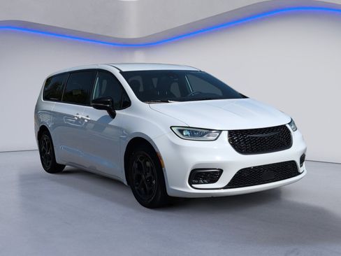 Used 2024 Chrysler Pacifica Limited FWD image 8