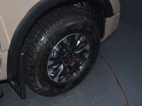 Used 2023 Nissan Titan PRO-4X w/ Pro-4x Convenience Package image 15