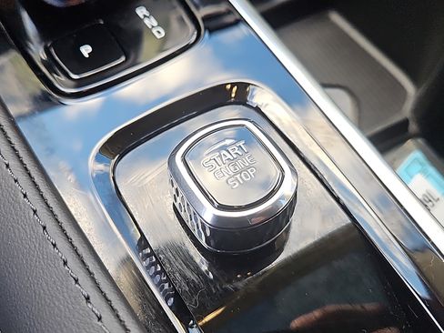 Used 2025 Volvo XC90 B6 Plus w/ Protection Package Premier image 18