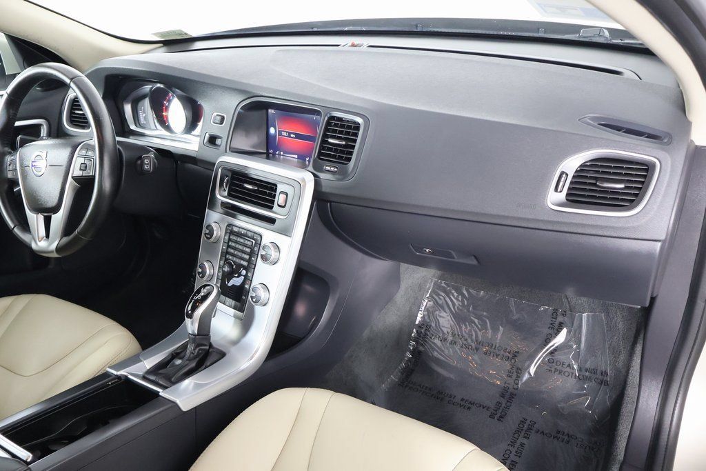 Used 2017 Volvo V60 T5 Premier w/ Convenience Package FWD image 9
