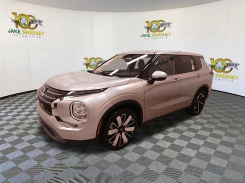 Used 2025 Mitsubishi Outlander SE image 4