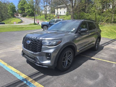 Used 2025 Ford Explorer ST-Line w/ ST-Line Street Pack AWD/4WD image 4