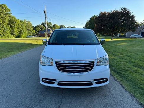 Used 2015 Chrysler Town & Country Touring-L w/ Driver Convenience Group FWD image 2