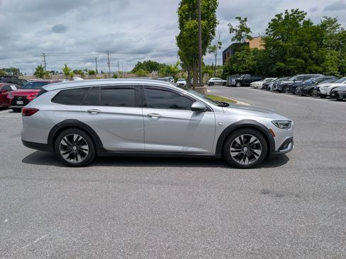 Used 2018 Buick Regal Essence w/ Driver Confidence Package #1 AWD/4WD image 2