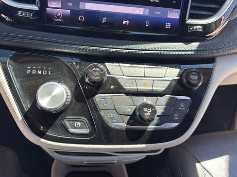 Used 2021 Chrysler Pacifica Touring-L FWD image 22