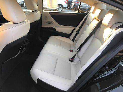 Used 2023 Lexus ES 300h w/ Premium Package image 26