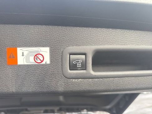 Used 2025 Toyota Sienna XLE image 12