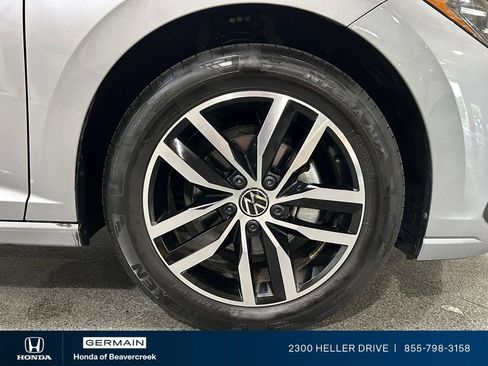 Used 2025 Volkswagen Jetta SE w/ Sunroof Package FWD image 12