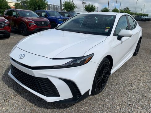 Used 2026 Toyota Camry SE FWD image 4