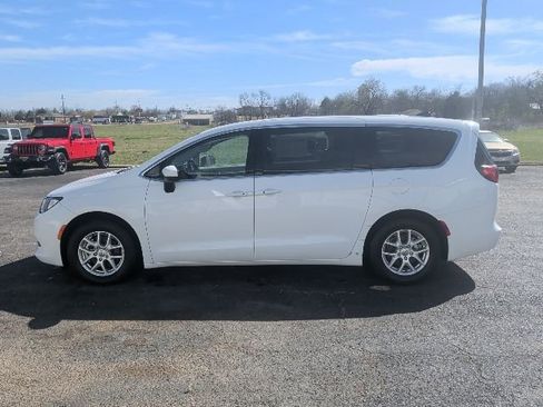 Used 2023 Chrysler Voyager LX image 2