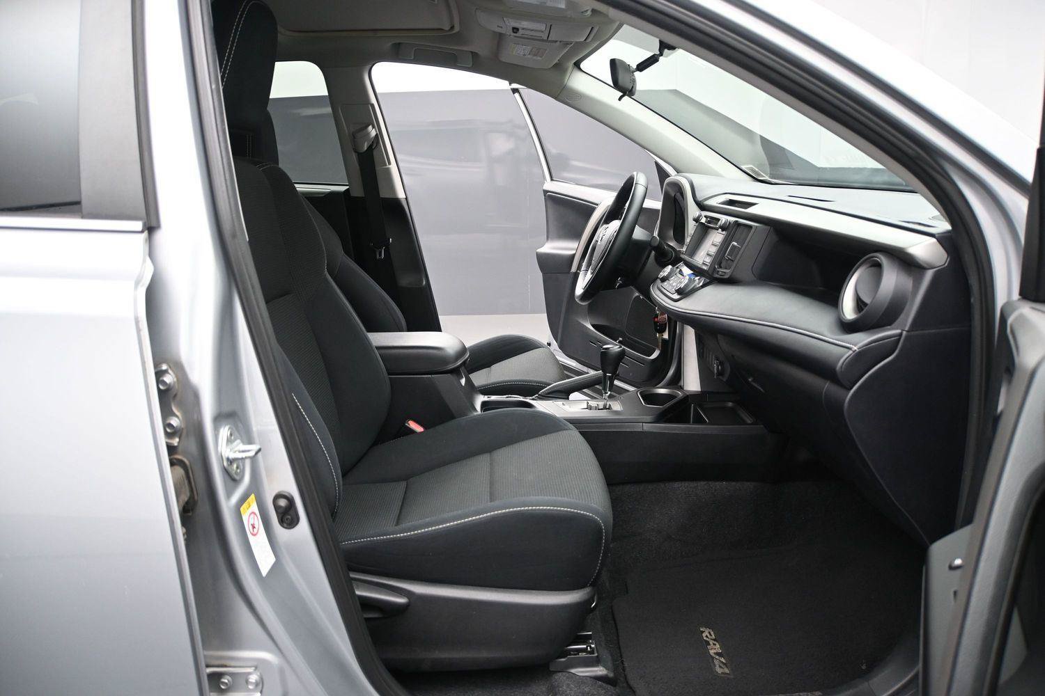 Used 2016 Toyota RAV4 XLE AWD/4WD image 17