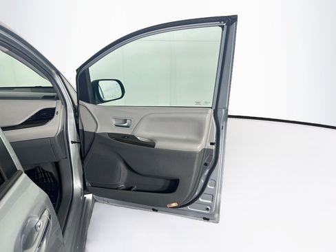 Used 2019 Toyota Sienna XLE FWD image 35