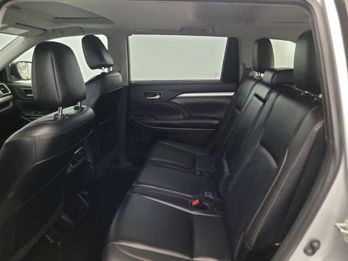 Used 2019 Toyota Highlander XLE AWD/4WD image 18