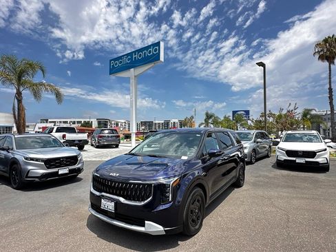 Used 2026 Kia Carnival LX FWD image 2
