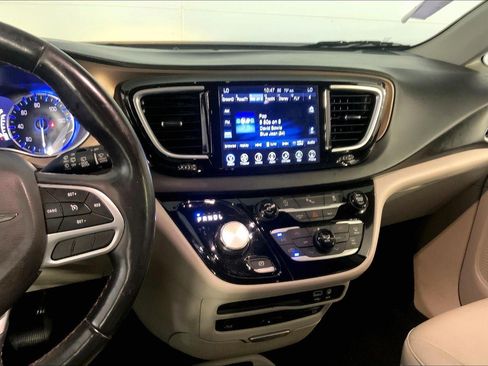 Used 2017 Chrysler Pacifica Touring-L Plus FWD image 6