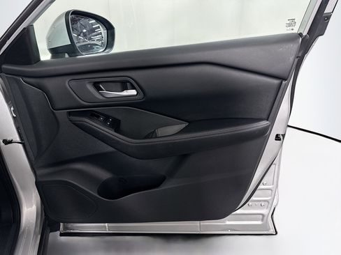 Used 2024 Nissan Rogue SV image 31