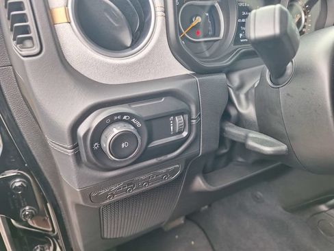 Used 2025 Jeep Wrangler Unlimited Sahara AWD/4WD image 19