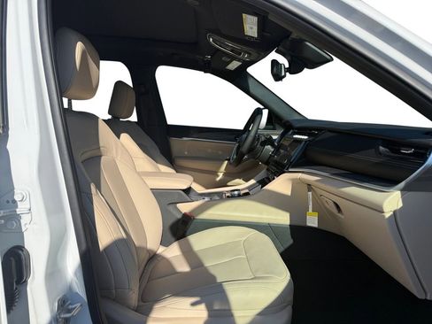 New 2026 Jeep Grand Cherokee Limited w/ Luxury Tech Group II RWD image 15
