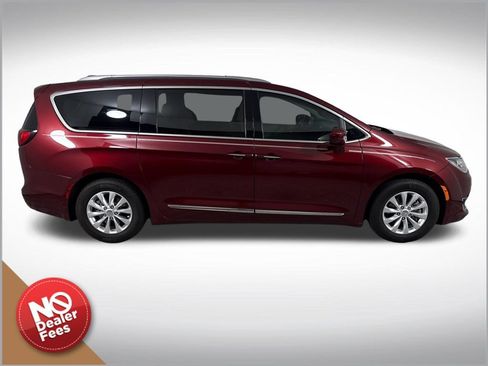 Used 2018 Chrysler Pacifica Touring-L Plus FWD image 2