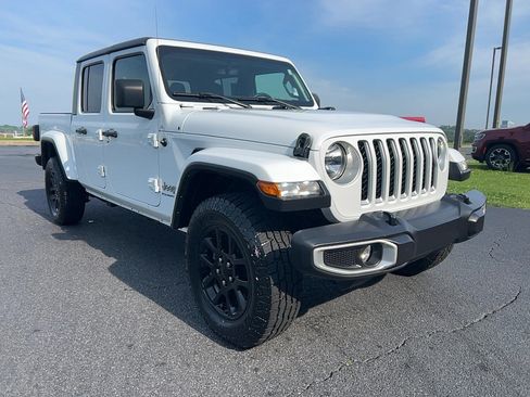 Used 2023 Jeep Gladiator Overland AWD/4WD image 3