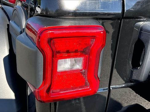 Used 2025 Jeep Wrangler Unlimited Rubicon w/ Convenience Group AWD/4WD image 32