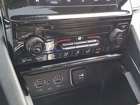 Used 2023 Jeep Grand Cherokee Laredo X AWD/4WD image 18