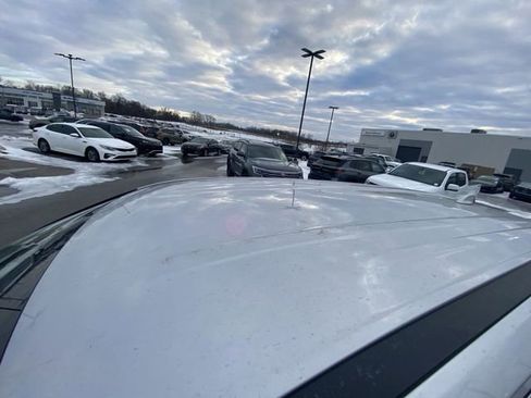 Used 2024 Nissan Rogue SV image 3