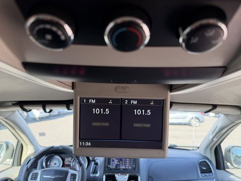Used 2014 Chrysler Town & Country Touring-L w/ Driver Convenience Group FWD image 24