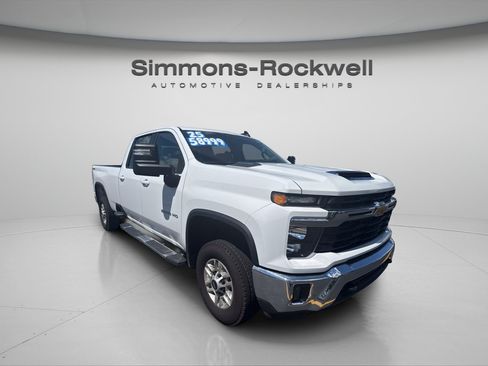 Used 2025 Chevrolet Silverado 2500 LT w/ Convenience Package AWD/4WD image 5