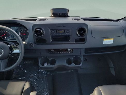 Used 2025 Mercedes-Benz Sprinter 2500 image 13