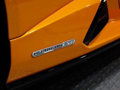 Used 2020 Lamborghini Huracan EVO image 18