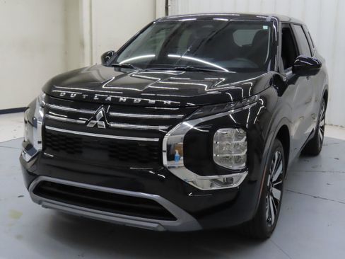 New 2025 Mitsubishi Outlander SE image 7