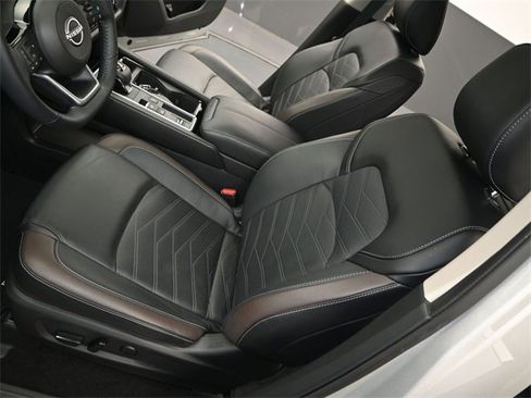 Used 2024 Nissan Pathfinder Platinum w/ Cargo Package image 12