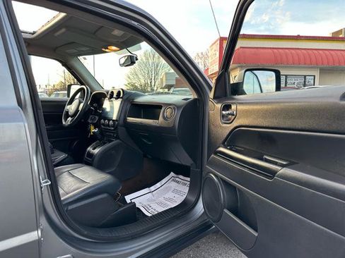 Used 2014 Jeep Patriot Latitude w/ Sun/Sound Group image 19