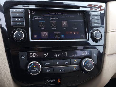 Used 2020 Nissan Rogue SV image 11