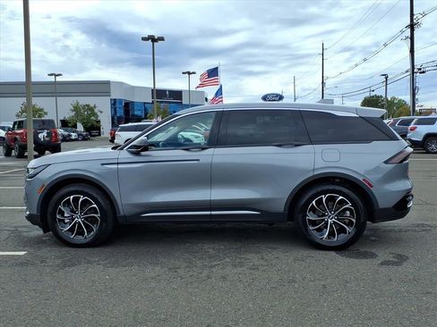 Used 2025 Lincoln Nautilus Premier image 4