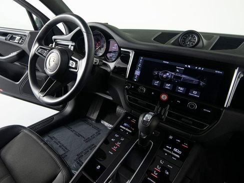 Certified 2025 Porsche Macan AWD/4WD image 28