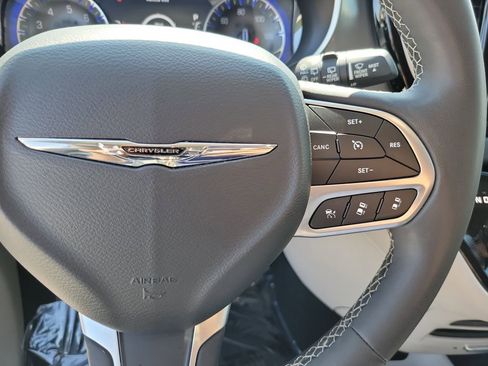 Used 2024 Chrysler Pacifica Touring-L image 25