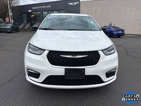 Used 2024 Chrysler Pacifica Touring-L image 2