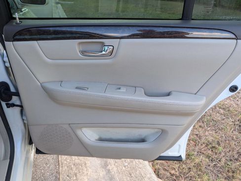 Used 2008 Cadillac DTS Luxury I w/ Sun And Sound Package image 12