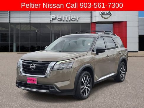 Used 2024 Nissan Pathfinder Platinum FWD image 3