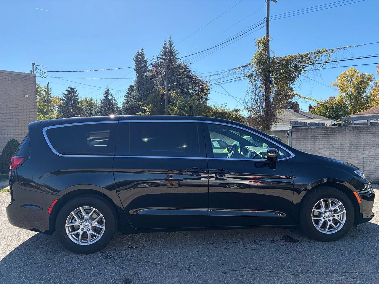 Used 2026 Chrysler Pacifica Select FWD image 4